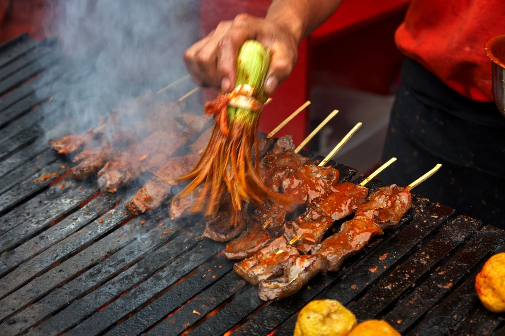 Lima: Anticuchos werden auf einem Grill zubereitet 
