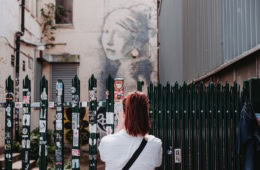 Girl with pierced eardrum von Banksy an einer Hauswand in Bristol