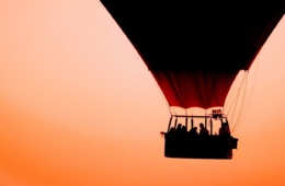 Heißluftballon vorm Sonnenuntergang