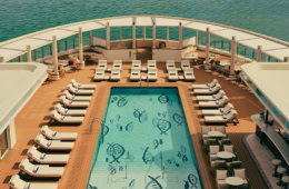 Außendeck mit Pool auf der Four Seasons Yacht