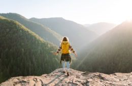 Eine Frau wandert in den Bergen.
