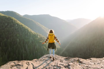 Eine Frau wandert in den Bergen.