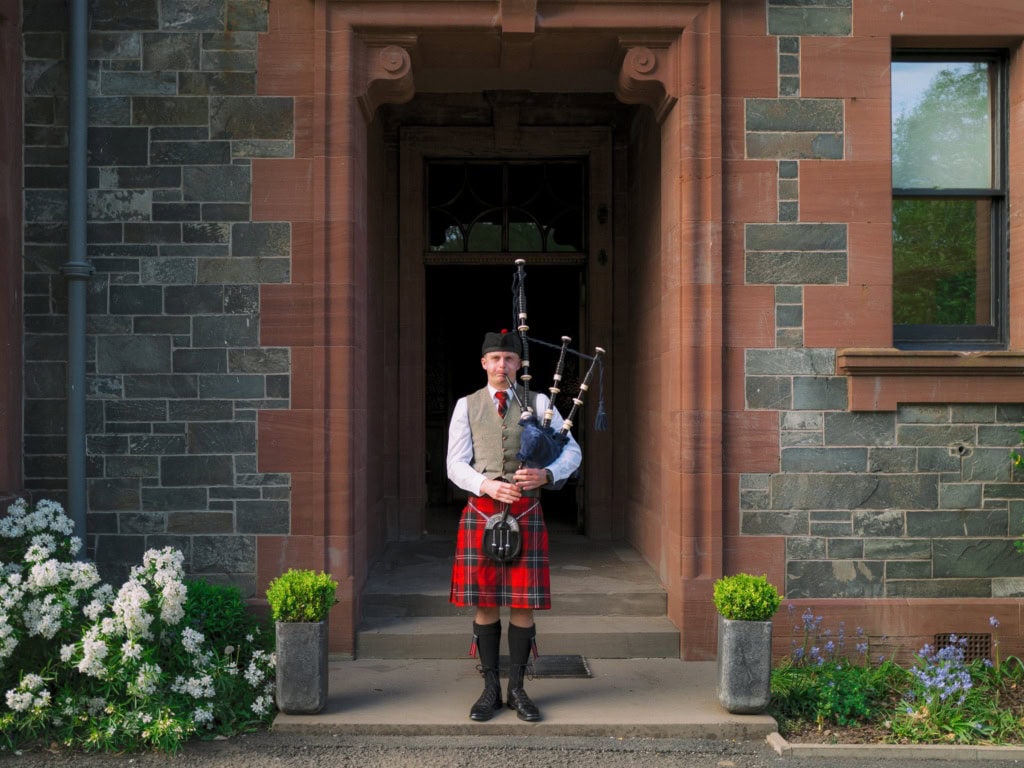 Dudelsack-Spieler vorm Dun Aluinn