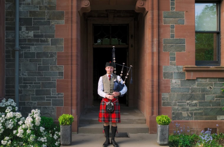 Dudelsack-Spieler vorm Dun Aluinn