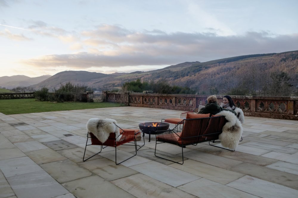 zwei Personen auf der Terrasse im Dun Aluin Hotel in Schottland