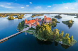 Wasserburg Trakai in einem See in Litauen
