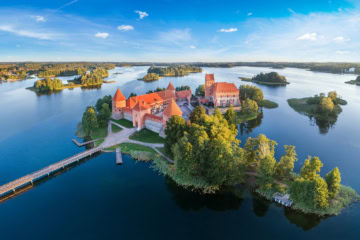 Wasserburg Trakai in einem See in Litauen