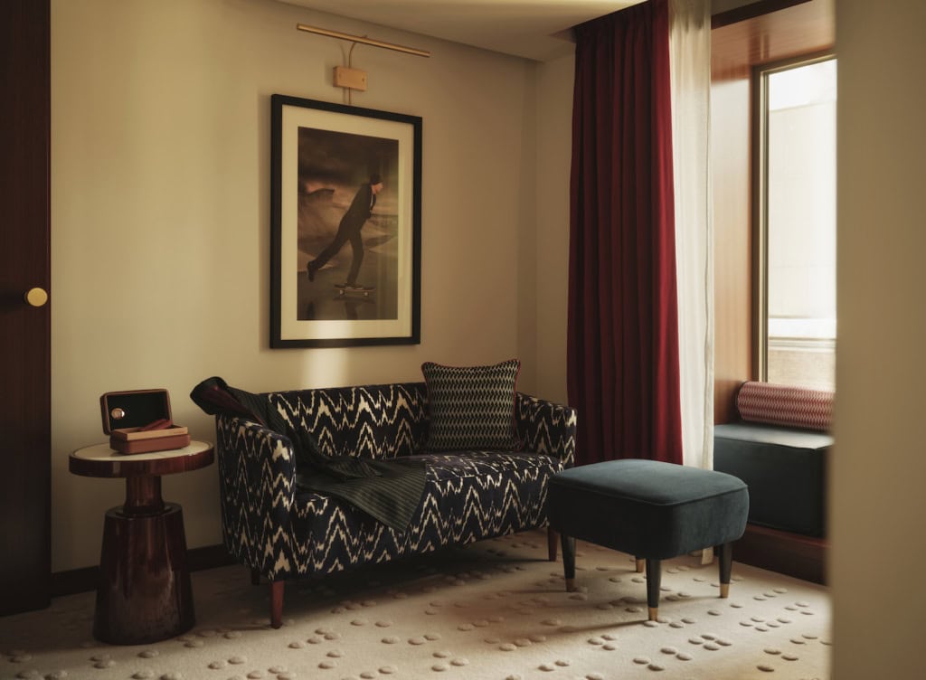 Sofa und ein Bild an der Wand im The Shepherd Mayfair in London