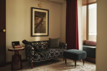 Sofa und ein Bild an der Wand im The Shepherd Mayfair in London