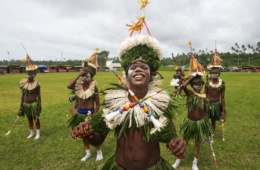 junge Tänzer beim Maskenfestival Kokopo in Papua-Neuguinea
