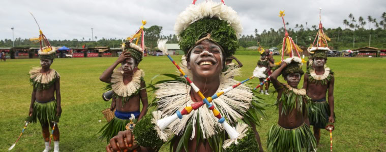 junge Tänzer beim Maskenfestival Kokopo in Papua-Neuguinea
