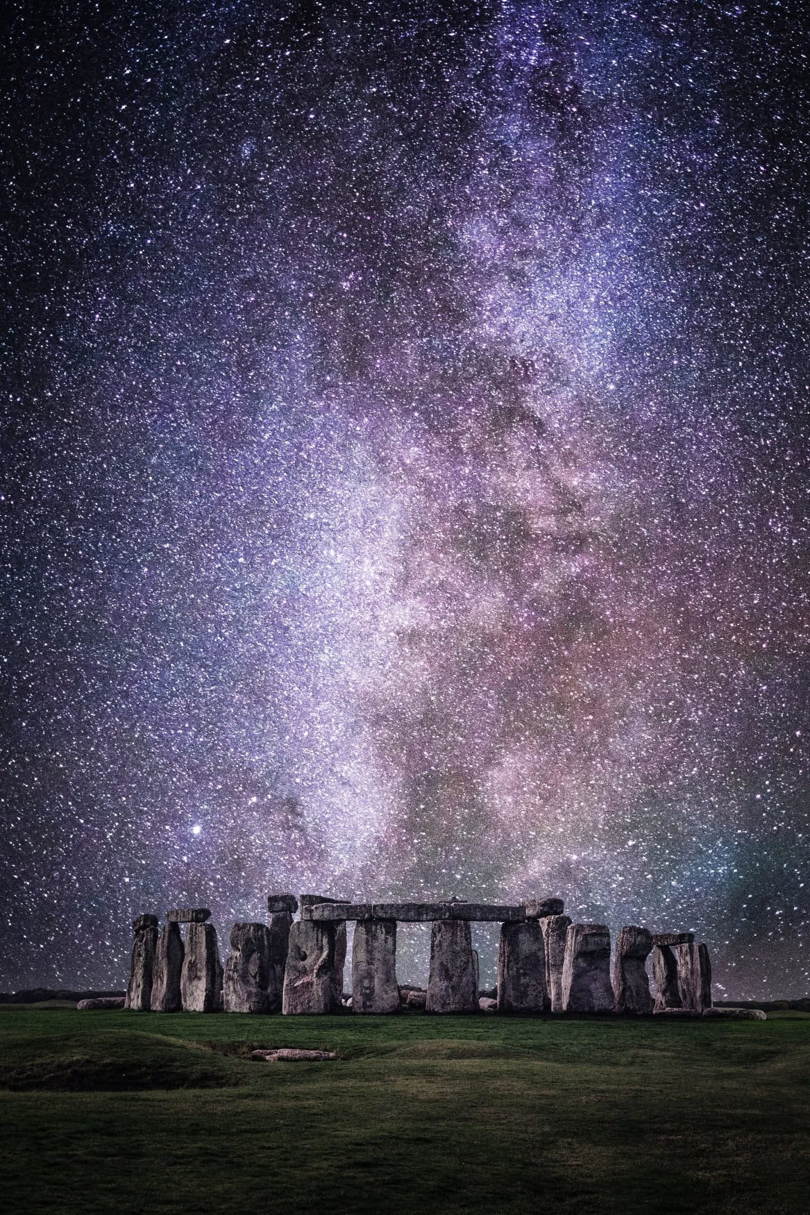Langzeitbelichtung des Sternenhimmels über Stonehenge