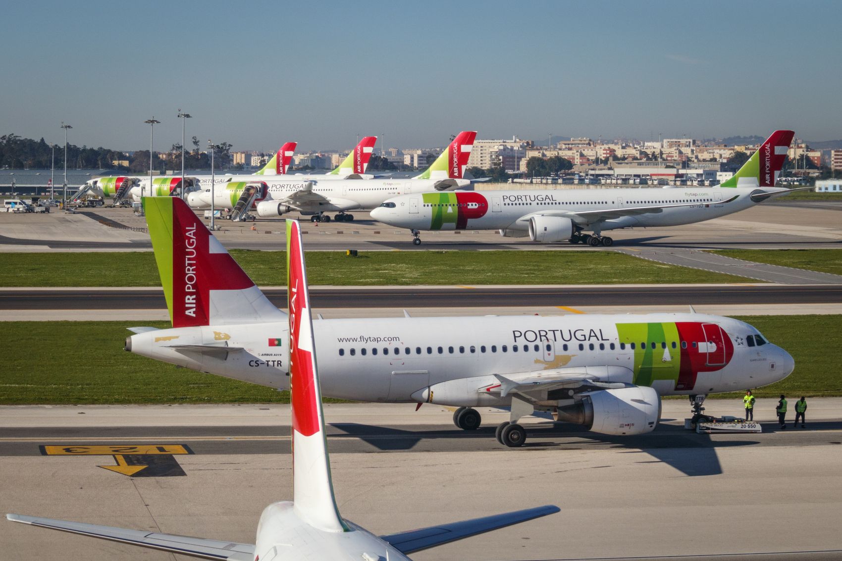 Mehrere Flugzeuge der TAP Portugal auf dem Airport Lissabon 
