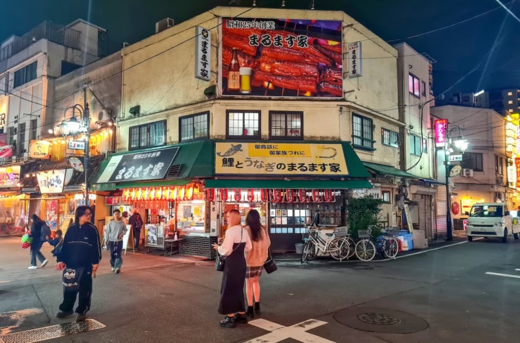 Straße mit Restaurants in Akabane im Viertel in Tokio