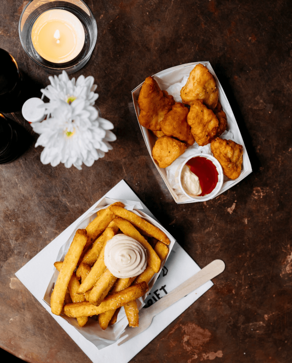 Tisch mit Fritten und Nuggets