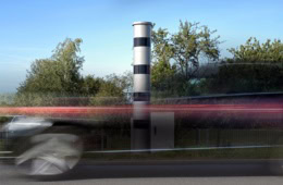 Blitzer Auto in Unschärfe