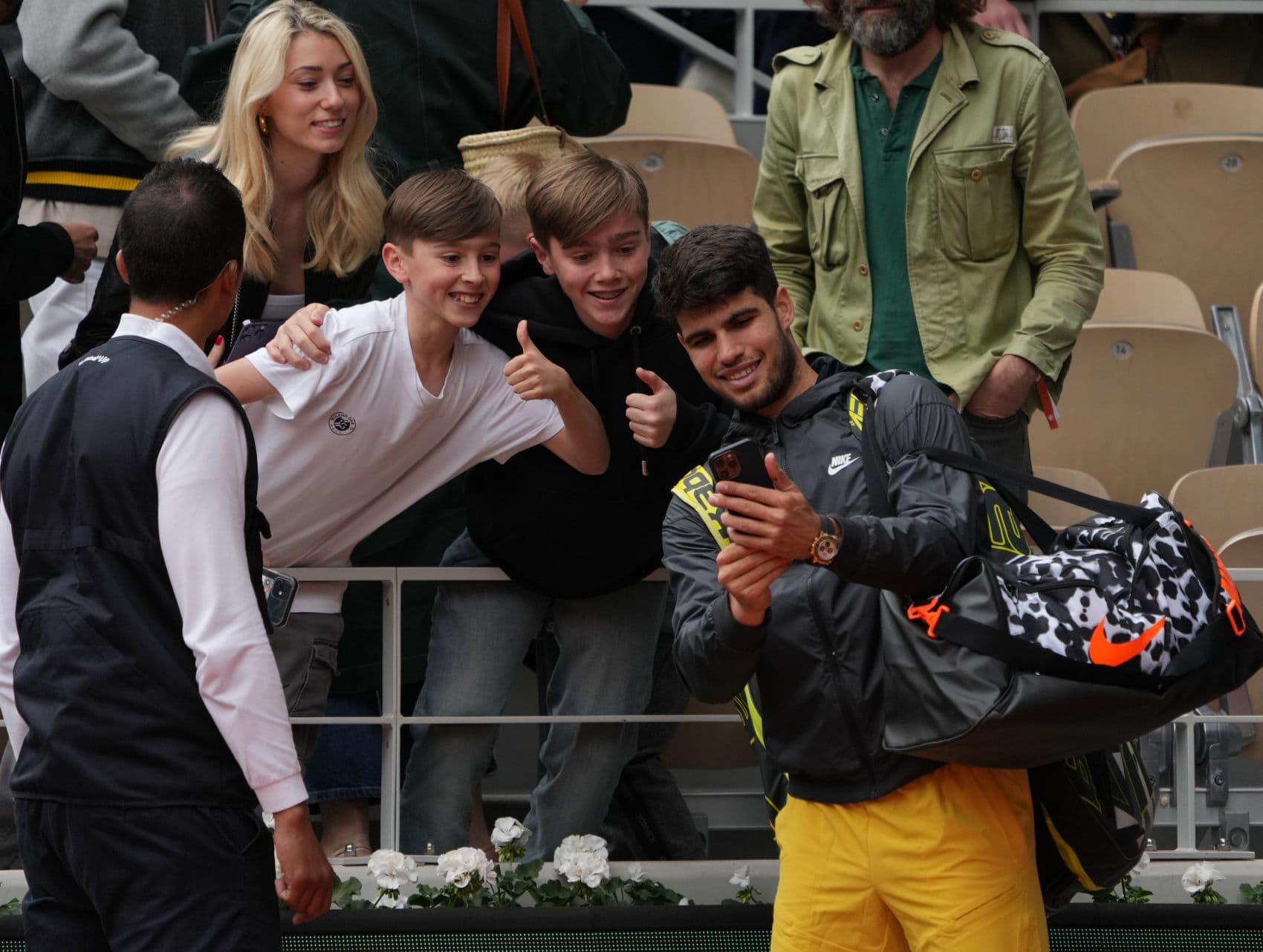 Tennisspieler Carlos Alcaraz macht Selfie mit Fans bei den French Open in Paris 