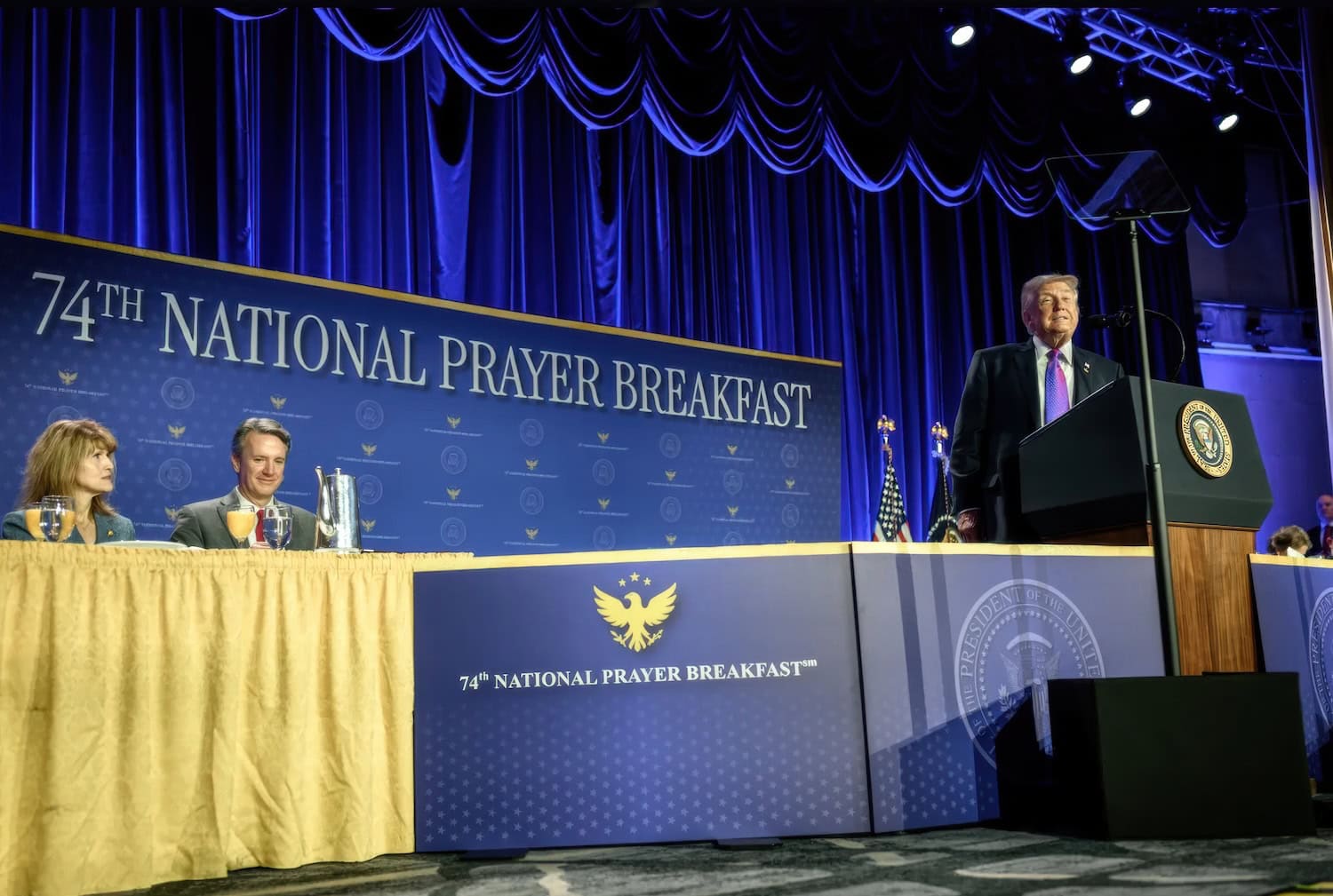 Donald Trump beim National Prayer Breakfast im Washington Hilton, wo später im Jahr ein Attentatsversuch auf ihn stattfand.