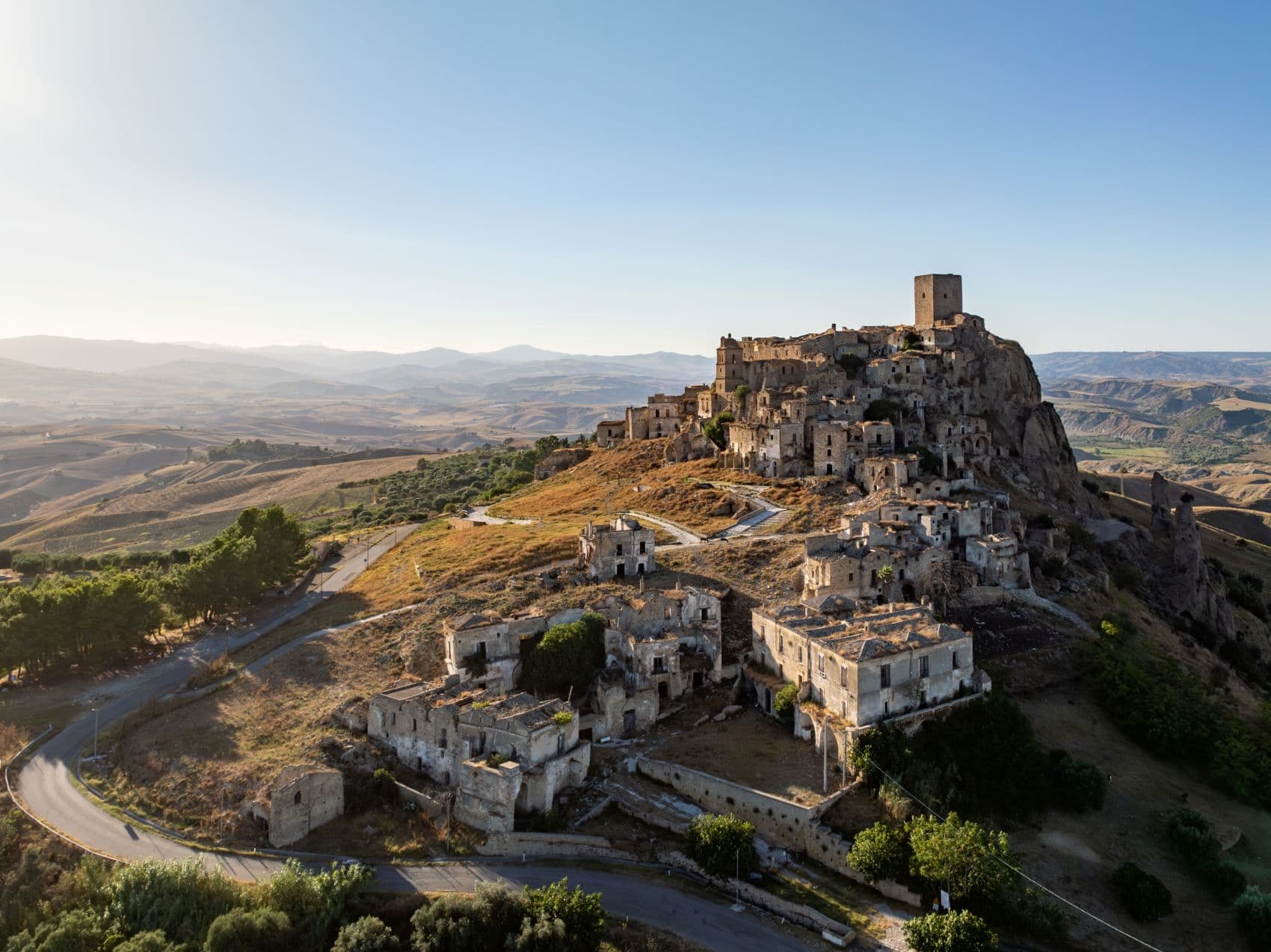 Dorf Craco in der Basilkata, Italien, aus der Vogelperspektive 
