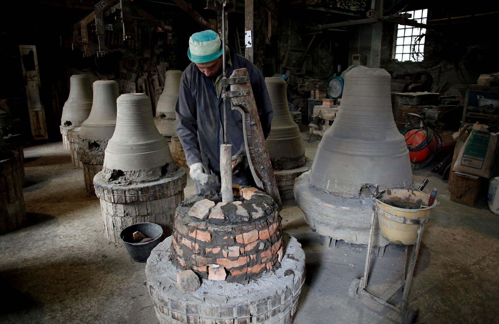 Ein Angestellter fertigt eine Glocke in der Gießerei Fonderia Pontificia Marinelli in Agnone an