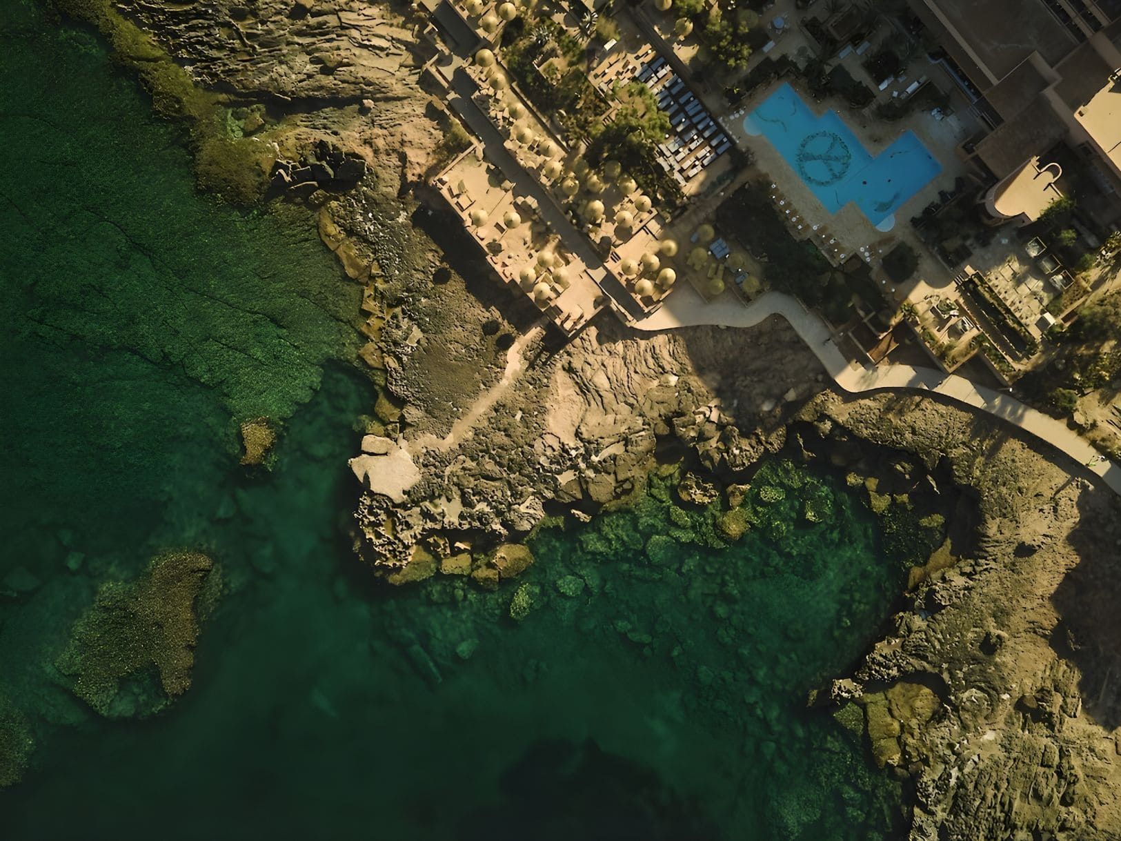 Spektakuläre Lage des Bikini Hotels in Es Trenc. Mit Peace-Zeichen im Pool.