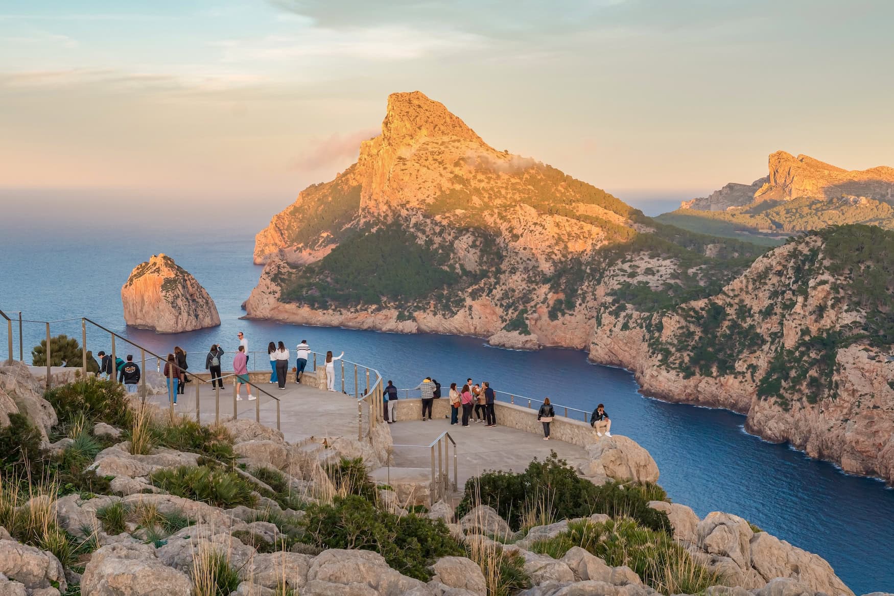 Sonnenfinsternis 2026 auf Mallorca: Sonnenuntergang über der Meer am Mirador Es Colomer