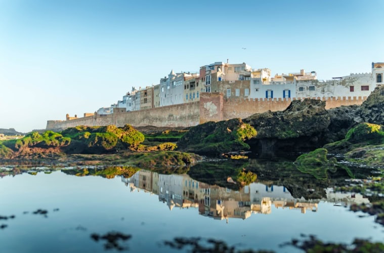 Essaouira vom Meer ausgesehen, im Vordergrund Wasser, hinten die Altstadt, die sich wie eine Burg erhebt.