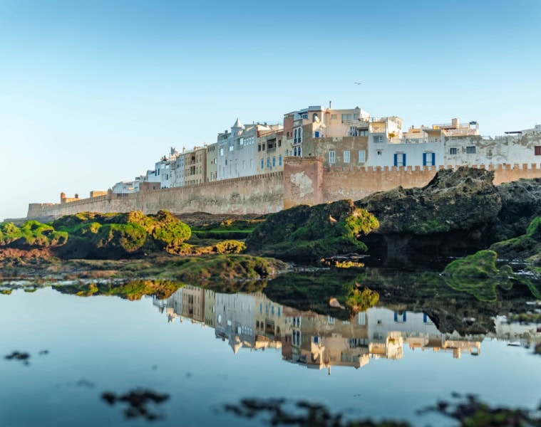 Essaouira vom Meer ausgesehen, im Vordergrund Wasser, hinten die Altstadt, die sich wie eine Burg erhebt.