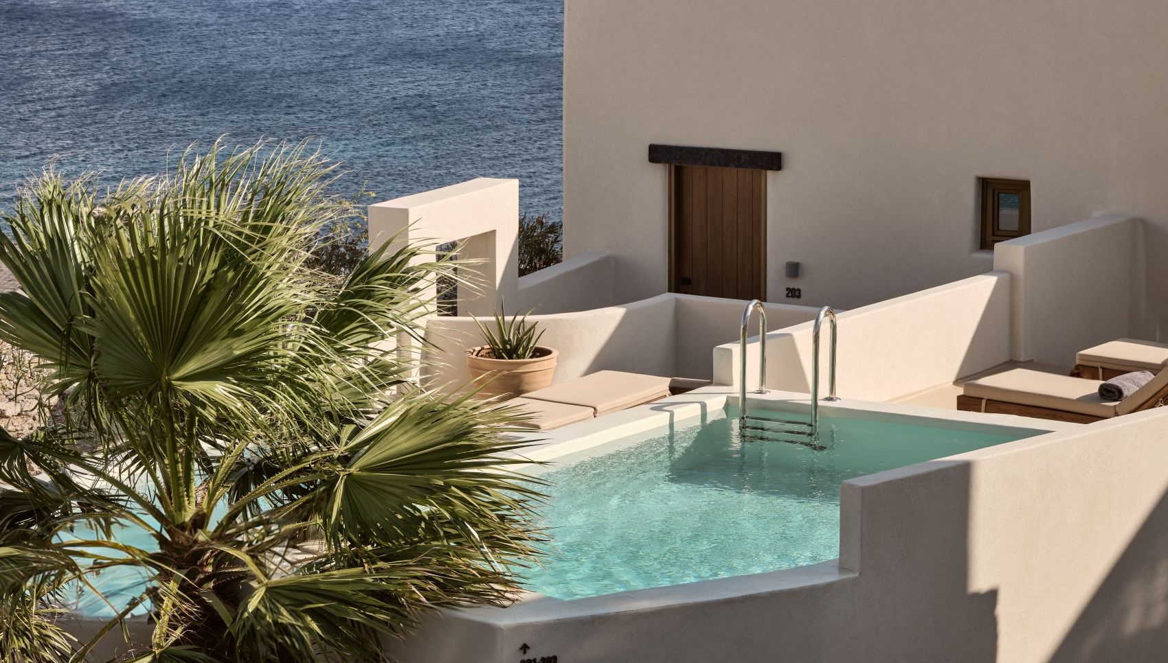 Blick auf Fassade und Pool des Omeon Mykonos