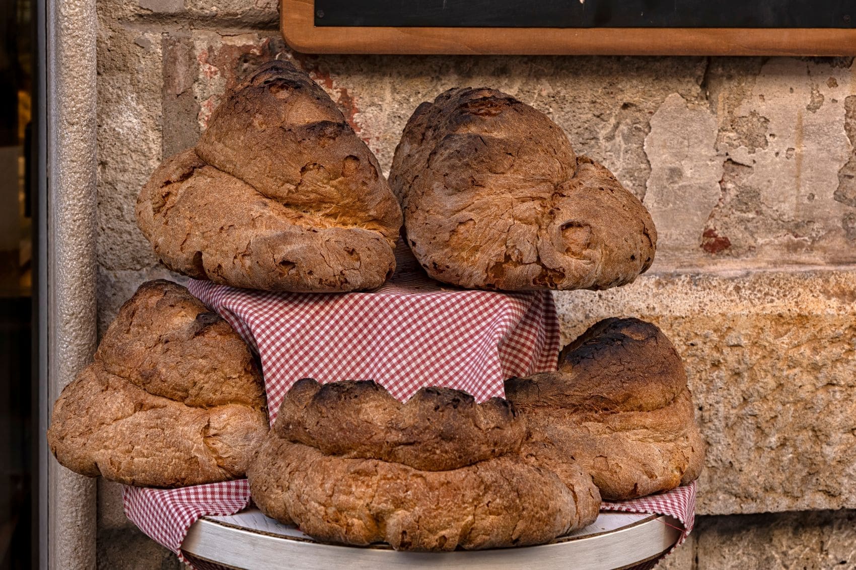 Mehrere Pane di Matera auf einem Tisch 