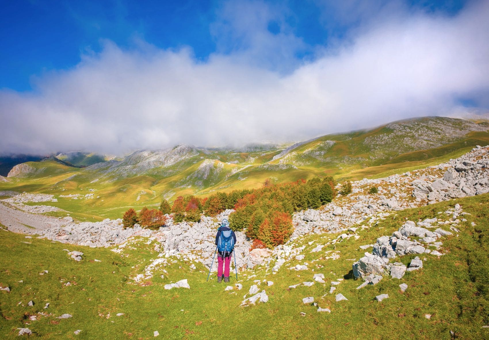 Wanderin im Parco Nazionale d’Abruzzo vor dem Berg Monti della Meta