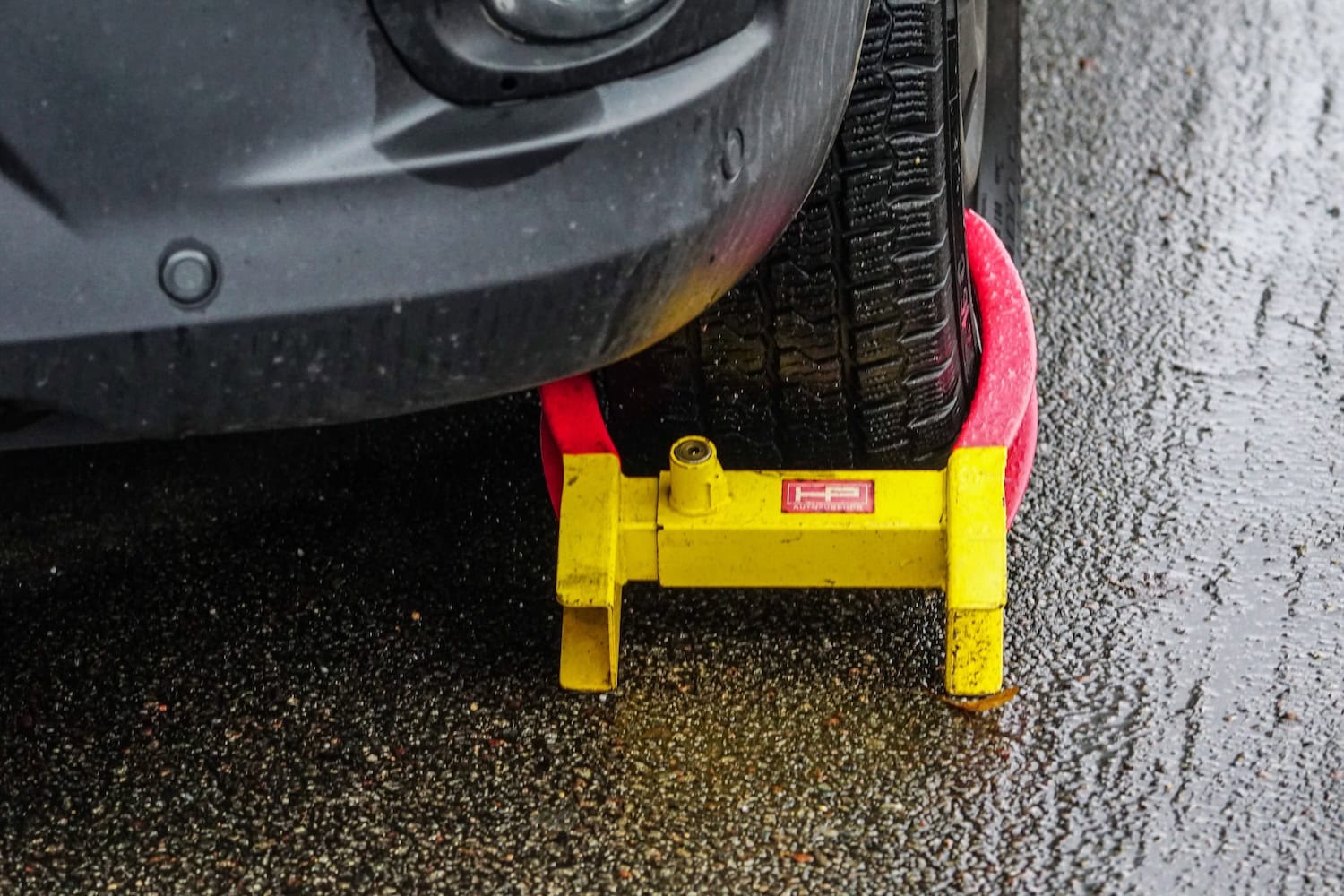 Parkkralle an einem Reifen am Auto