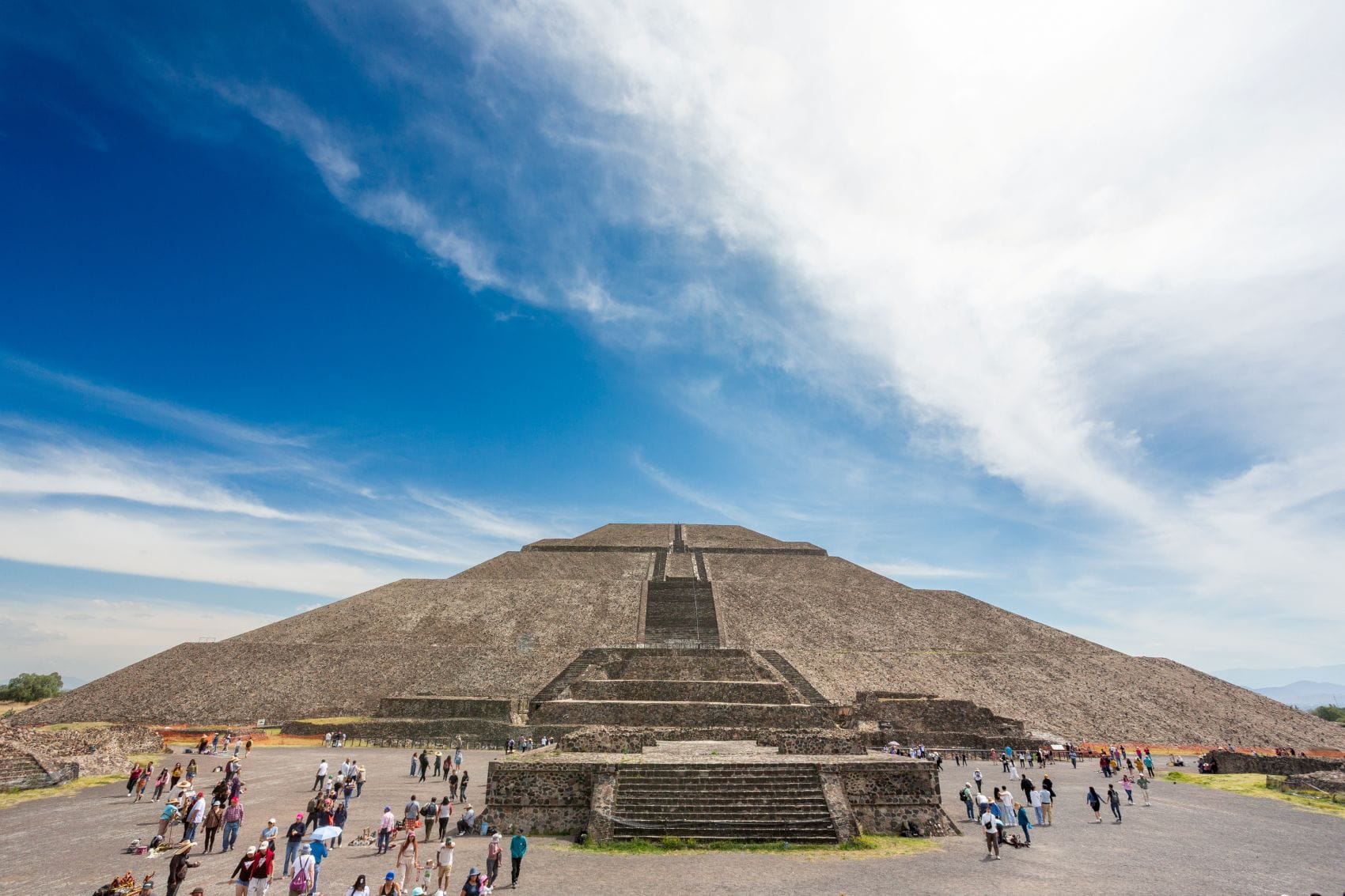 Dutzende Besucher vor der Sonnenpyramide in Teotihuacán