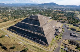 Drohnenaufnahme der Pyramide in Teotihuacán, Mexiko