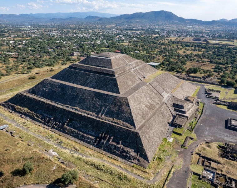 Drohnenaufnahme der Pyramide in Teotihuacán, Mexiko