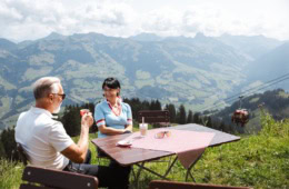 Paar verbringt sienen Somemrurlaub in Tirol