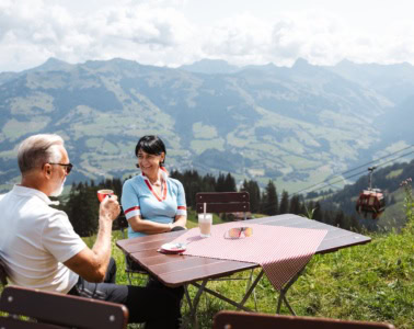 Paar verbringt sienen Somemrurlaub in Tirol