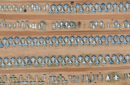Drohnenansicht des Flugzeugfriedhofs »Boneyard« in Arizona. In der Wüste stehen zahllose ausrangierte Militärflugzeuge nebeneinander.