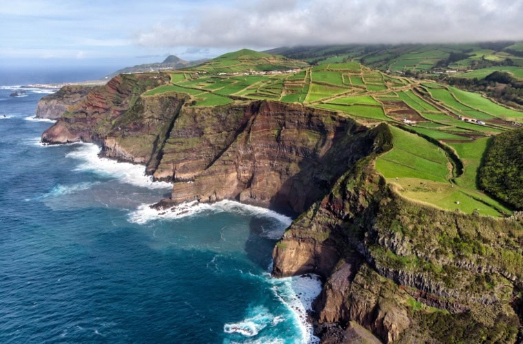 die Küste der Azoreninsel São Miguel mit einer Drohne