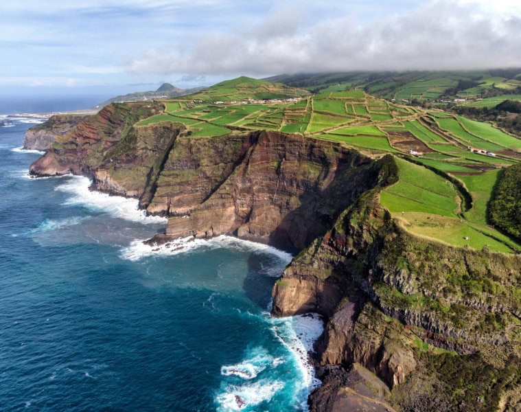die Küste der Azoreninsel São Miguel mit einer Drohne