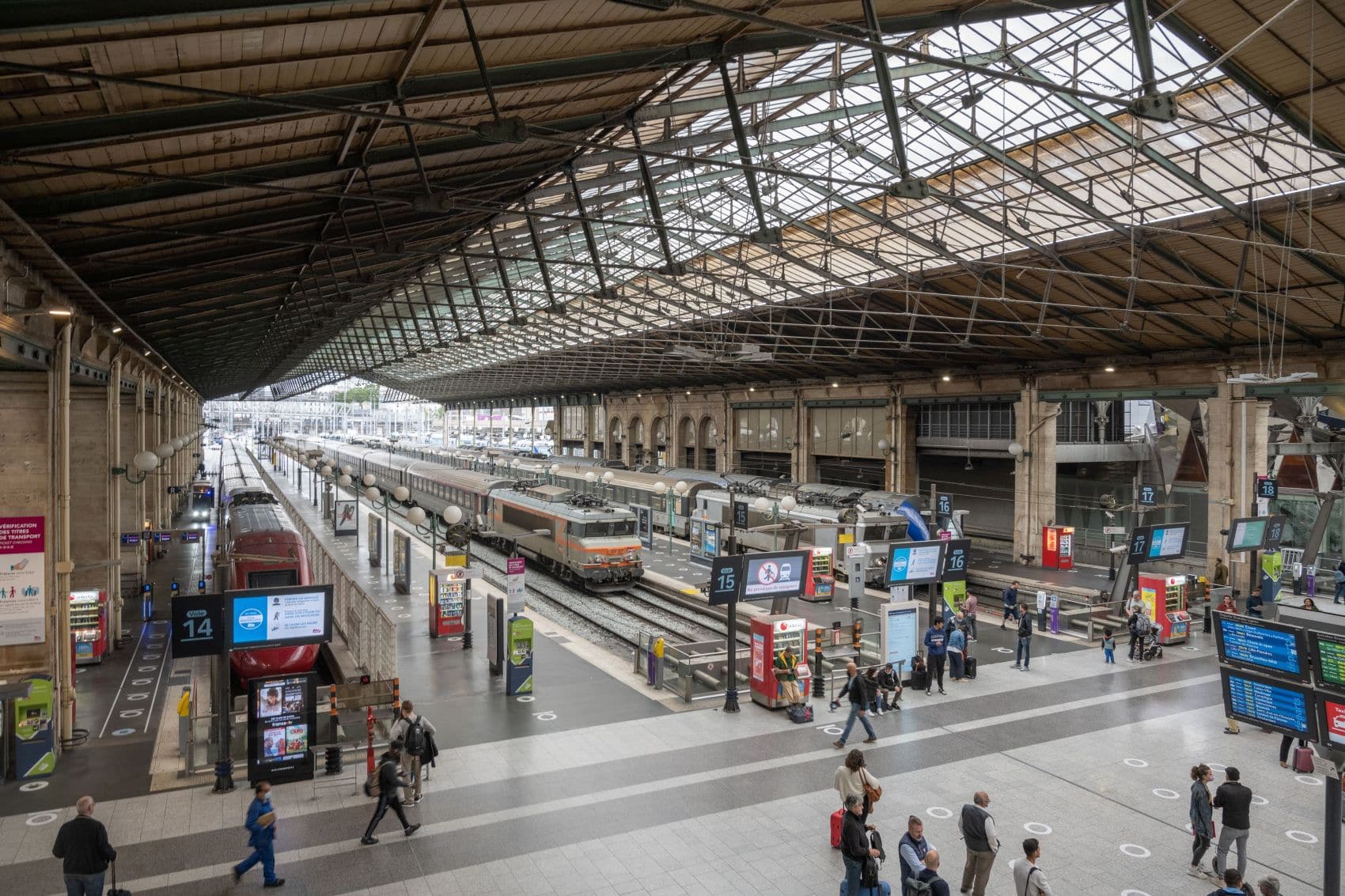 Panoramablick auf die Gleise im Gare du Nord in Paris 