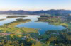 Chiemsee aus der Vogelperspektive, im Hintergrund Berge