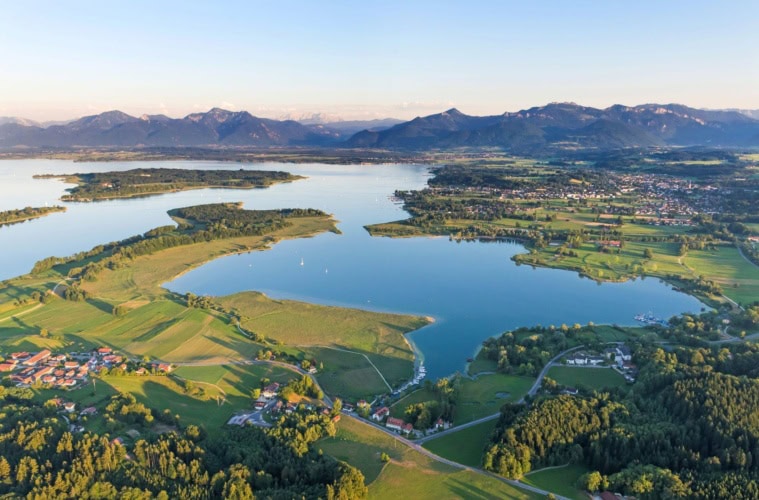 Chiemsee aus der Vogelperspektive, im Hintergrund Berge