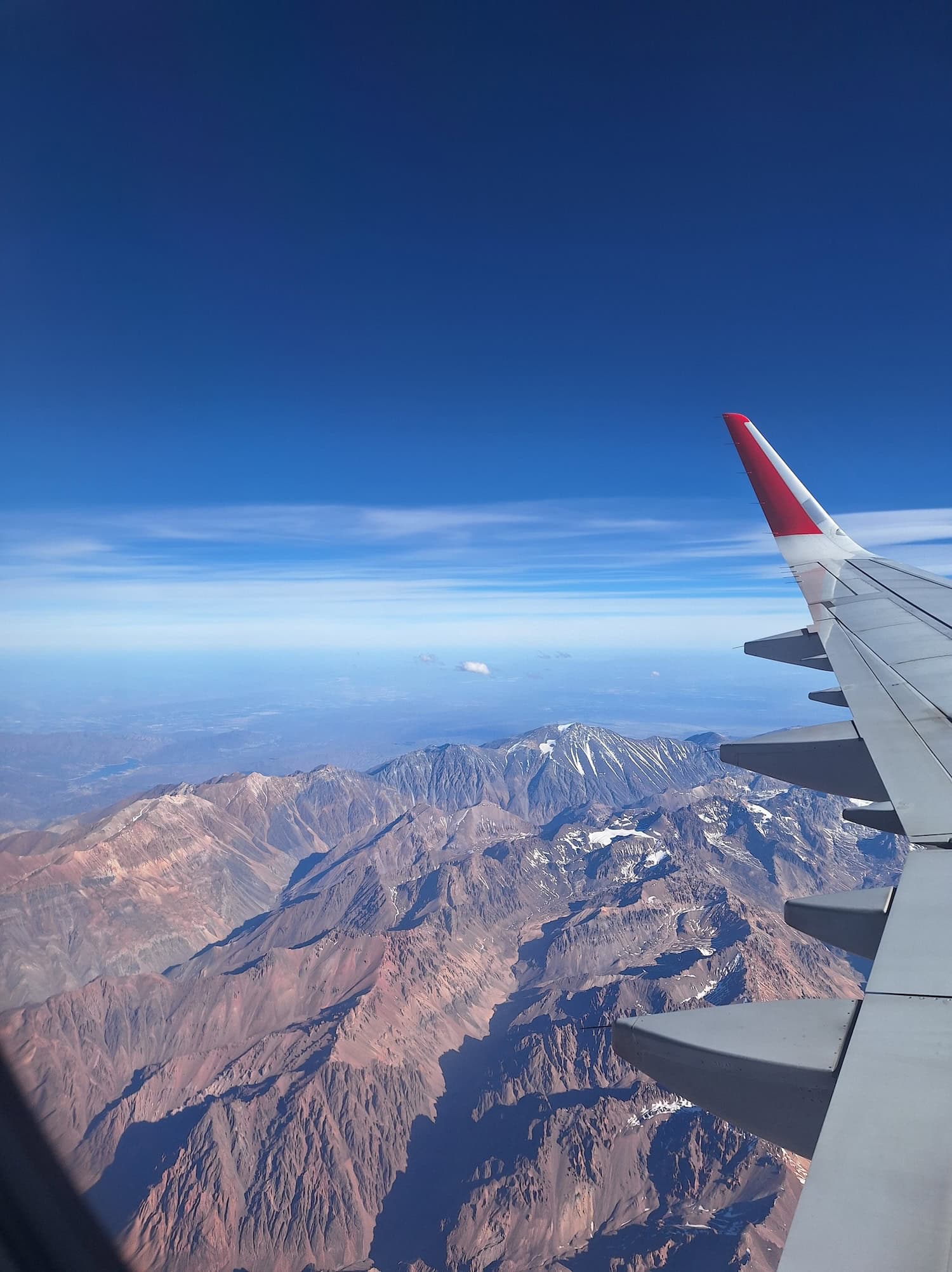 Chefredakteurin Jenny blickt aus dem Fenster aus dem Flugzeug über den Anden