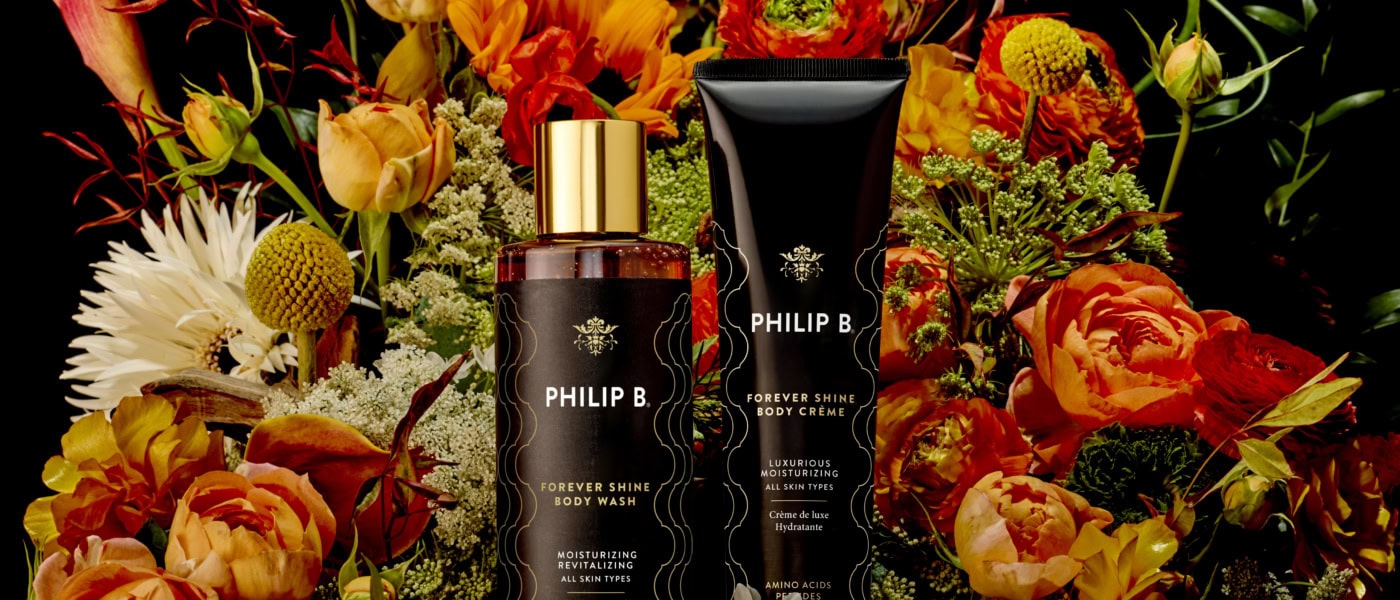 »ForeverShine Body Duo Set« von Philip B zwischen Blumen