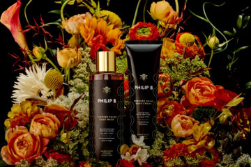 »ForeverShine Body Duo Set« von Philip B zwischen Blumen