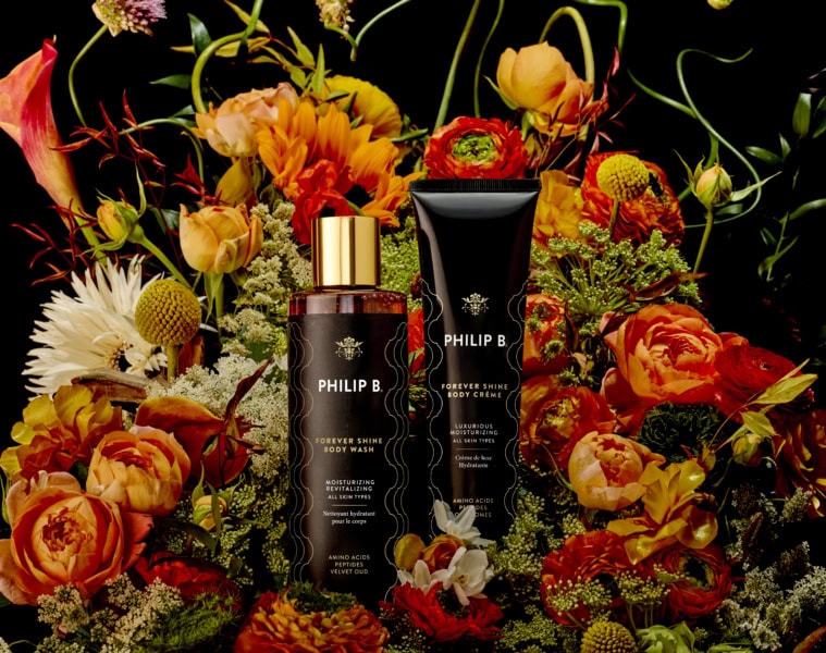 »ForeverShine Body Duo Set« von Philip B zwischen Blumen