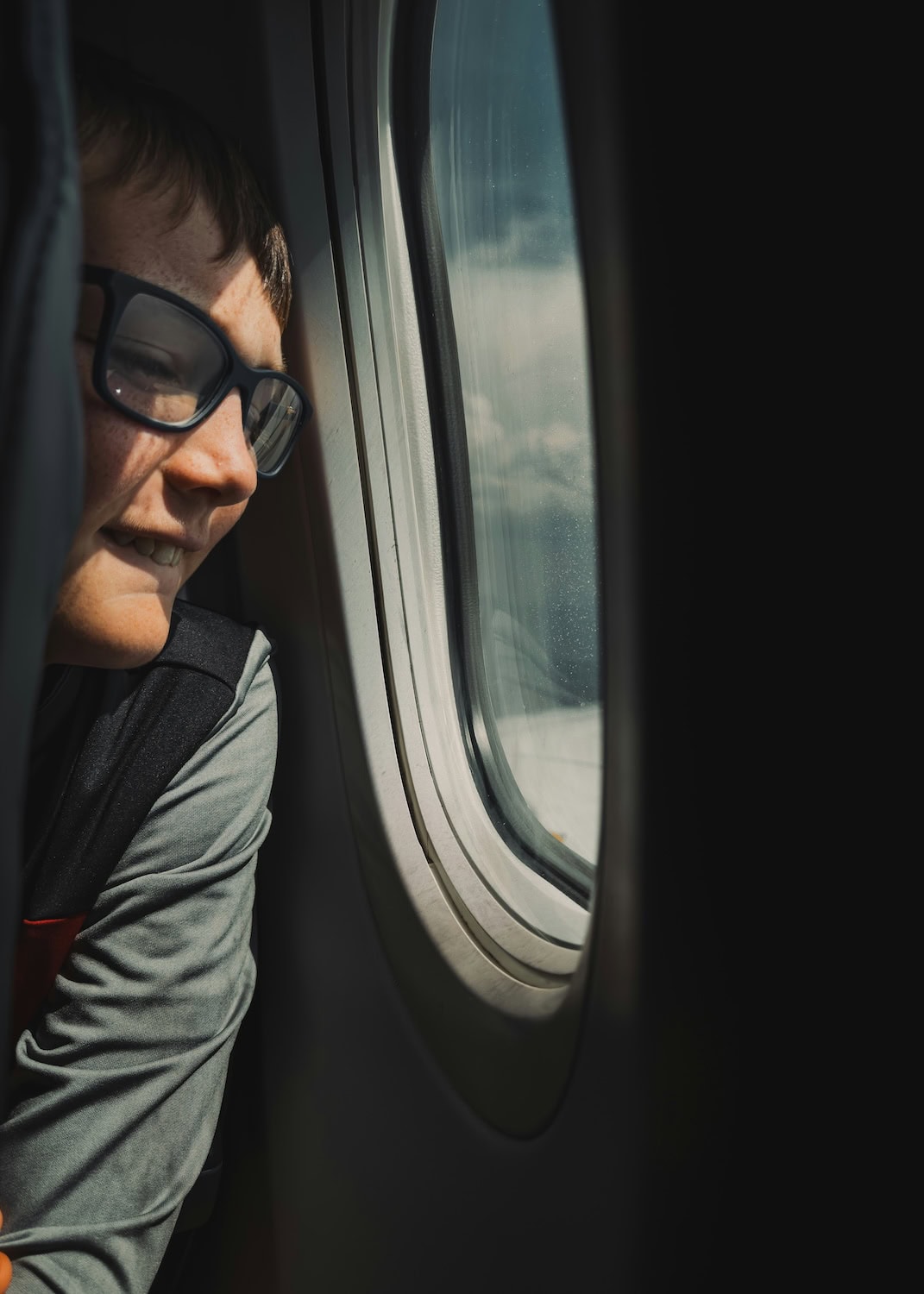 Kind guckt aus dem Flugzeugfenster