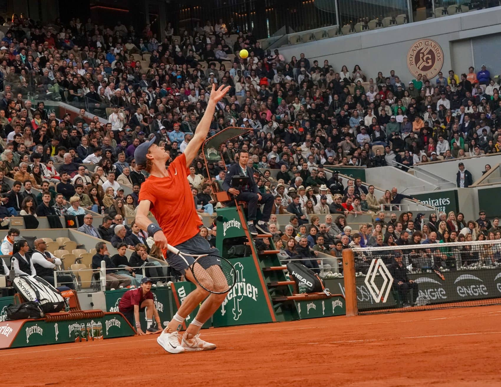 Weltranglisten-Erster Jannik Sinner beim Aufschlag während eines Matchs bei den French Open in Paris 