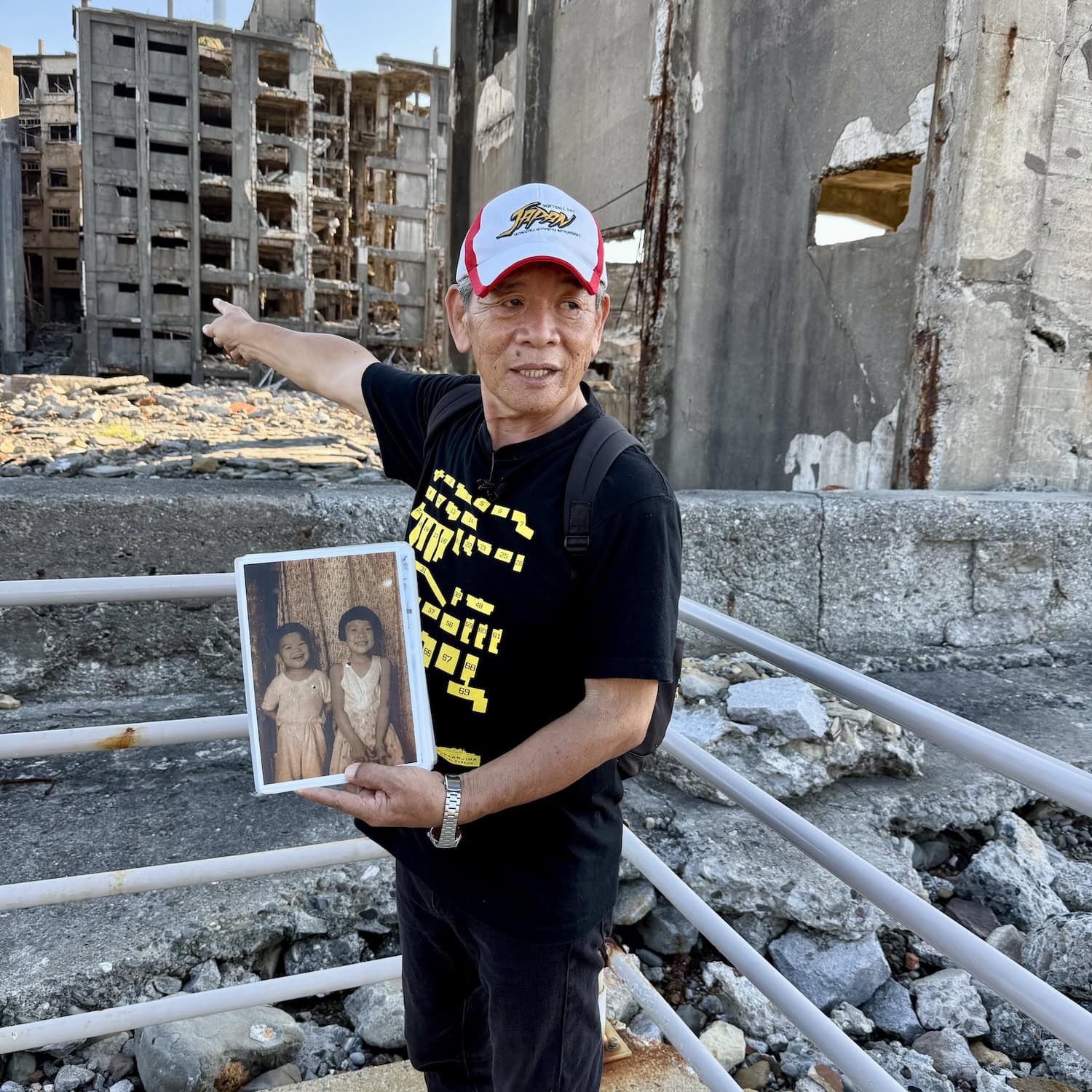 Guide Kinoshita Minoru bei einer Tour durch die Gunship Island in Japan bei Kyushu